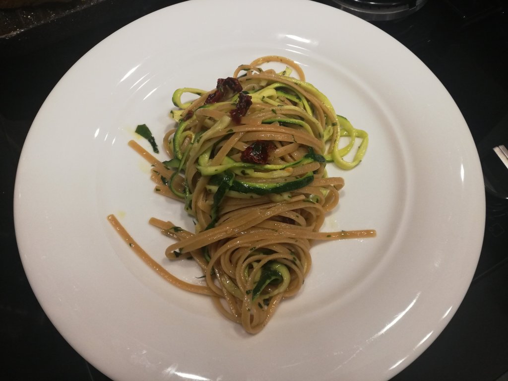 Spaghetti integrali e di zucchine aglio olio prezzemolo